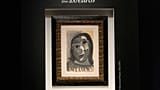 Das 1941 gemalte Bild "Frauenkopf" von Pablo Picasso wird vor der Auslosung der Tombola im Auktionshaus Christie's in Paris präsentiert.