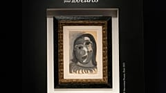 Das 1941 gemalte Bild "Frauenkopf" von Pablo Picasso wird vor der Auslosung der Tombola im Auktionshaus Christie's in Paris präsentiert.