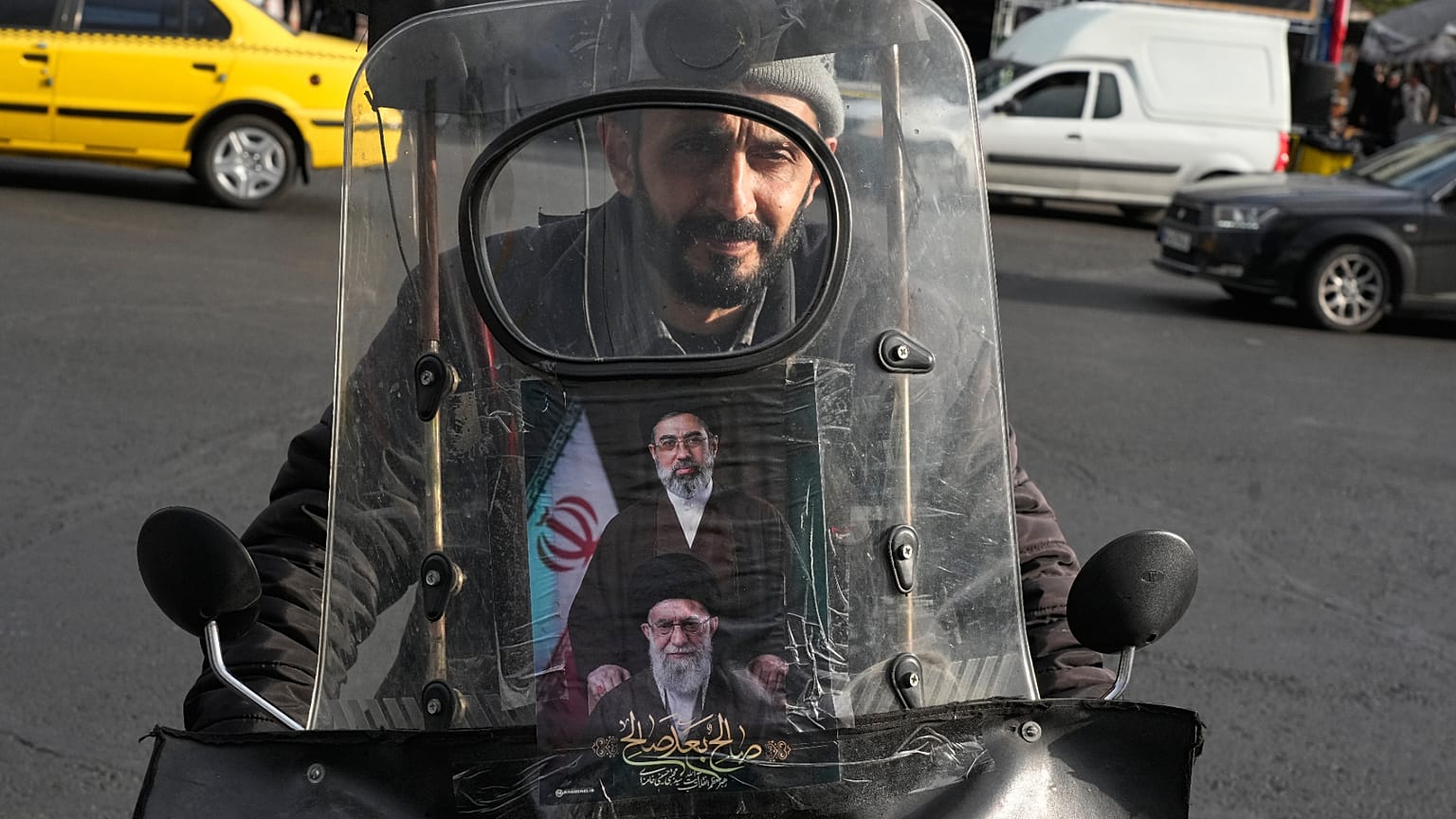 يقود رجل دراجته النارية، وسط طهران، إيران، يوم الاثنين 13 أبريل/نيسان 2026. 