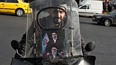 يقود رجل دراجته النارية، وسط طهران، إيران، يوم الاثنين 13 أبريل/نيسان 2026. 