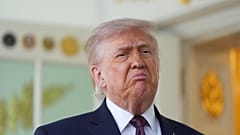 يتحدث الرئيس الأميركي دونالد ترامب خارج المكتب البيضاوي في البيت الأبيض، يوم الاثنين 13 أبريل/نيسان 2026، في واشنطن. 