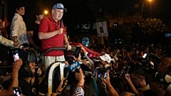 Peru: Präsidentschaftskandidat Rafael López Aliaga spricht zu Anhängern, während die Wahlbehörde die Stimmen noch auszählt.