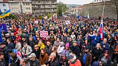 Vor dem Parlament in Bratislava versammeln sich Menschen zu einer Kundgebung der Partei Progressives Slowakei.