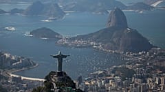A Megváltó Krisztus szobra a Cukorsüveg-hegy és a Guanabara-öböl előtt áll Rio de Janeiróban,