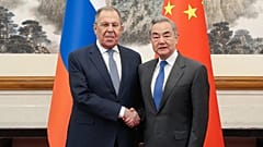 Serguéi Lavrov y Wang Yi.