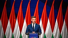 Peter Magyar fala aos meios de comunicação social em Budapeste, Hungria, segunda-feira, 13 de abril de 2026, depois de derrotar o partido do Primeiro-Ministro Viktor Orban nas eleições parlamentares do país. (A