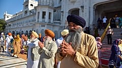 Sikh-Gläubige kommen zum Goldenen Tempel, um ihrer heiligsten Stätte die Ehre zu erweisen.