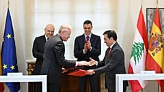 Der libanesische Präsident Josep Aoun (links) schüttelt dem spanischen Außenminister José Manuel Albares die Hand, während Pedro Sánchez (Mitte) zusieht.