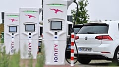 Das am 19. Juli 2019 aufgenommene Foto zeigt die Inbetriebnahme eines Ionity-E-Schnellladeparks mit VW e-Golf an Ladesäulen in Altenburg, Deutschland.
