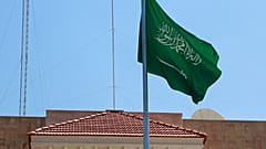 العلم السعودي يلوح فوق مبنى قنصلية