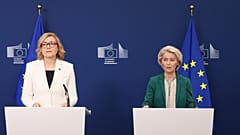 A Presidente da Comissão Europeia, Ursula von der Leyen, à direita, e a Comissária Europeia para a Soberania Tecnológica, Segurança e Democracia, Henna Maria Virkkunen, Bruxelas, 2026. 