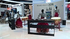 InnoEX 2026 in Hongkong: Vier humanoide Roboter spielen Keyboard und Schlagzeug