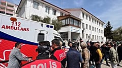 Polis ve acil durum ekipleri, Kahramanmaraş'ta bir saldırganın ateş açtığı ortaokulun avlusunda bekliyor, 15 Nisan 2026.