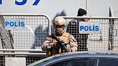 Egy török katona őrködik, miközben rendőrök és katonák biztosítanak egy területet Isztambulban, 2026. április 7.