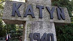 Mahnmal für die Opfer der Erschießung von Katyn in Warschau, Illustrationsfoto