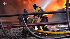Feuerwehr bekämpft Flammen nach russischem Angriff