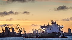ARCHIV - Der norwegische Rohöltanker Breiviken wird am Donnerstag, dem 23. Januar 2020, zum Ölterminal Klaipeda in Klaipeda, Litauen, eskortiert.