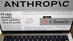 Páginas do site da Anthropic e os logótipos da empresa são exibidos num ecrã de computador em Nova Iorque, 26 de fevereiro de 2026