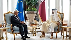 Der Emir von Katar, Scheich Tamim bin Hamad Al Thani, trifft den Präsidenten des Europäischen Rates, António Costa, im Amiri Diwan in Doha.