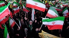 متظاهرون مؤيدون للحكومة يلوحون بالأعلام الإيرانية خلال تجمع في طهران، إيران، السبت 11 أبريل 2026. (صورة من وكالة أسوشيتد برس/وحيد سالمي)