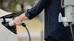Kritiker warnen, dass hohe Stromsteuern den Umstieg auf Elektrifizierung ausbremsen.