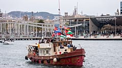 Aktivistákat és palesztinoknak szánt humanitárius segélyt szállító hajók a spanyolországi Barcelona kikötőjében 2026. április 12-én.