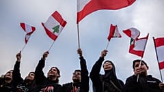 لبنانيون يرفعون أعلام بلادهم خلال وقفة تضامنية لضحايا الحرب، في 10 أبريل 2026، في ديربورن بولاية ميشيغان الأمريكية.