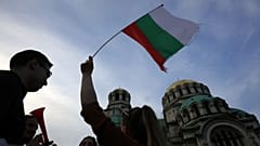  Ein regierungsfreundlicher Demonstrant hält eine bulgarische Flagge während einer Demonstration zur Unterstützung der amtierenden bulgarischen Regierung in der Nähe des bulgarischen Parlaments in Sofia, 21. Juni 2022.