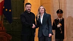 Die italienische Ministerpräsidentin Giorgia Meloni trifft den ukrainischen Präsidenten Volodymyr Zelenskyy im Palazzo Chigi in Rom, Mittwoch, 15. April 2026, (AP/Alessandra Tarantino)