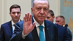 الرئيس التركي رجب طيب أردوغان يلوّح بيده قبل لقائه مع الرئيس الروسي فلاديمير بوتين على هامش قمة منظمة شنغهاي للتعاون في تيانجين، الصين، يوم الاثنين 1 سبتمبر/أيلول 2025. (فلادي