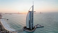 Le Burj Al Arab est l'un des bâtiments les plus emblématiques de l'horizon de Dubaï.