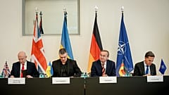 John Healey brit védelmi miniszter, Mihail Fjodorov ukrán, Boris Pistorius német és Mark Rutte NATO-vezér az ukrán kapcsolattartó csoport berlini ülésén, Berlin, 15.04.26.
