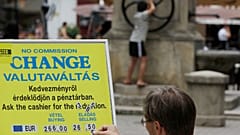 ARCHIVO: Un empleado de una casa de cambio húngara corrige el precio de las divisas extranjeras en el centro de Budapest, en junio de 2011.