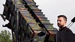  Volodymyr Zelenskyy vor einem Patriot-Flugabwehrraketensystem während eines Besuchs auf einem Truppenübungsplatz in Vorpommern, 11. Juni 2024.