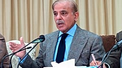 في هذه الصورة التي نشرتها إدارة الإعلام الباكستانية، يظهر رئيس الوزراء شهباز شريف وهو يتحدث خلال مؤتمر صحفي في إسلام آباد، باكستان، يوم الأربعاء 11 يناير 2022. (إدارة الإعلام 