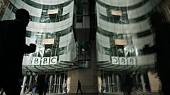 El logotipo de la BBC se muestra fuera de la sede de la compañía en Londres el 12 de noviembre de 2025