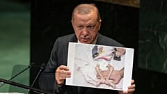 Cumhurbaşkanı Erdoğan, BM Genel Kurulu'nda yaptığı bir konuşma esnasında İsrail'in ablukası altındaki Gazze'den hasta bir bebeğin fotoğrafını gösteriyor, 23 Ekim 2025, BM-ABD