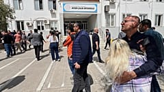 Menschen stehen im Hof einer weiterführenden Schule in Kahramanmaraş in der Türkei, in der ein Angreifer das Feuer eröffnet hat.