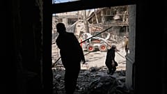 Arbeiter beseitigen Trümmer des Komplexes der Sharif University of Technology, der nach Angaben der iranischen Behörden von einem US-amerikanisch-israelischen Angriff getroffen wurde, in Teheran, 6. April 2026