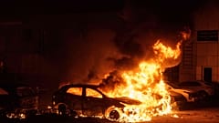 Nach einem russischen Angriff brennen am Donnerstag Autos in Kyjiw, Ukraine.
