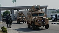 صورة أرشيفية - وصل ضباط من الشرطة والجيش النيجيريين لحضور فعالية في مدينة مينا، نيجيريا، في 22 ديسمبر 2025. (صورة من وكالة أسوشيتد برس/صنداي ألامبا، أرشيفية)