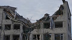 Un bâtiment endommagé à la suite d'une frappe du missile russe sur Kyiv, en Ukraine, le jeudi 16 avril 2026.