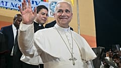 Papst Leo XIV. winkt Anhängern beim Verlassen des Waisenhauses Ngul Zamba („Kraft Gottes“) in Yaoundé nach seinem Besuch.