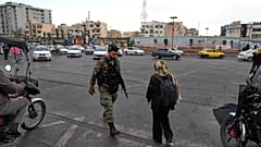Ein Polizist überquert den Enqelab-e-Eslami-Platz, auch bekannt als Platz der Islamischen Revolution, im Zentrum von Teheran, Iran
