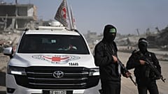 DATEIFOTO - Hamas-Kämpfer, die von Mitgliedern des Internationalen Komitees vom Roten Kreuz begleitet werden, begeben sich in das Zeitoun-Viertel von Gaza-Stadt, um nach den Überresten der letzten Geisel zu suchen, 8. Dezember 2025. (Foto aus 