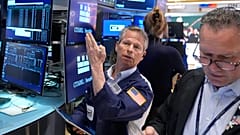 Bobby Charmak trabaja en la sala de contratación de la Bolsa de Nueva York, siete de abril de 2026