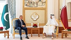 O Emir do Qatar, Xeque Tamim bin Hamad Al Thani, encontra-se com o Primeiro-Ministro do Paquistão, Shehbaz Sharif, em Doha.