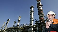 ARCHIVO: Un trabajador de la refinería Repsol habla por un walkie-talkie en Tarragona, España, el 2 de mayo de 2006.