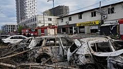Des voitures particulières sont calcinées sur un parking endommagé après une attaque de missiles russes à Kyiv