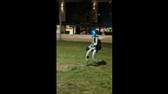 Star des veröffentlichten Videos ist Edward Warchocki, ein in China gebauter humanoider Roboter; seine sprudelnde Persönlichkeit stammt aus Polen.